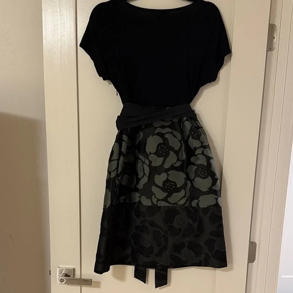 Adorable DKNY Midi Dress. - Picture 6 of 6